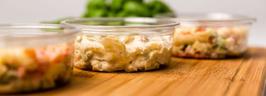 Salate im Becher
