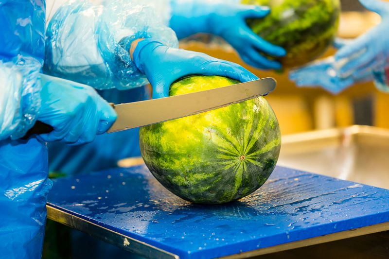 Einblick in die Produktion: Eine Wassermelone wird aufgeschnitten.
